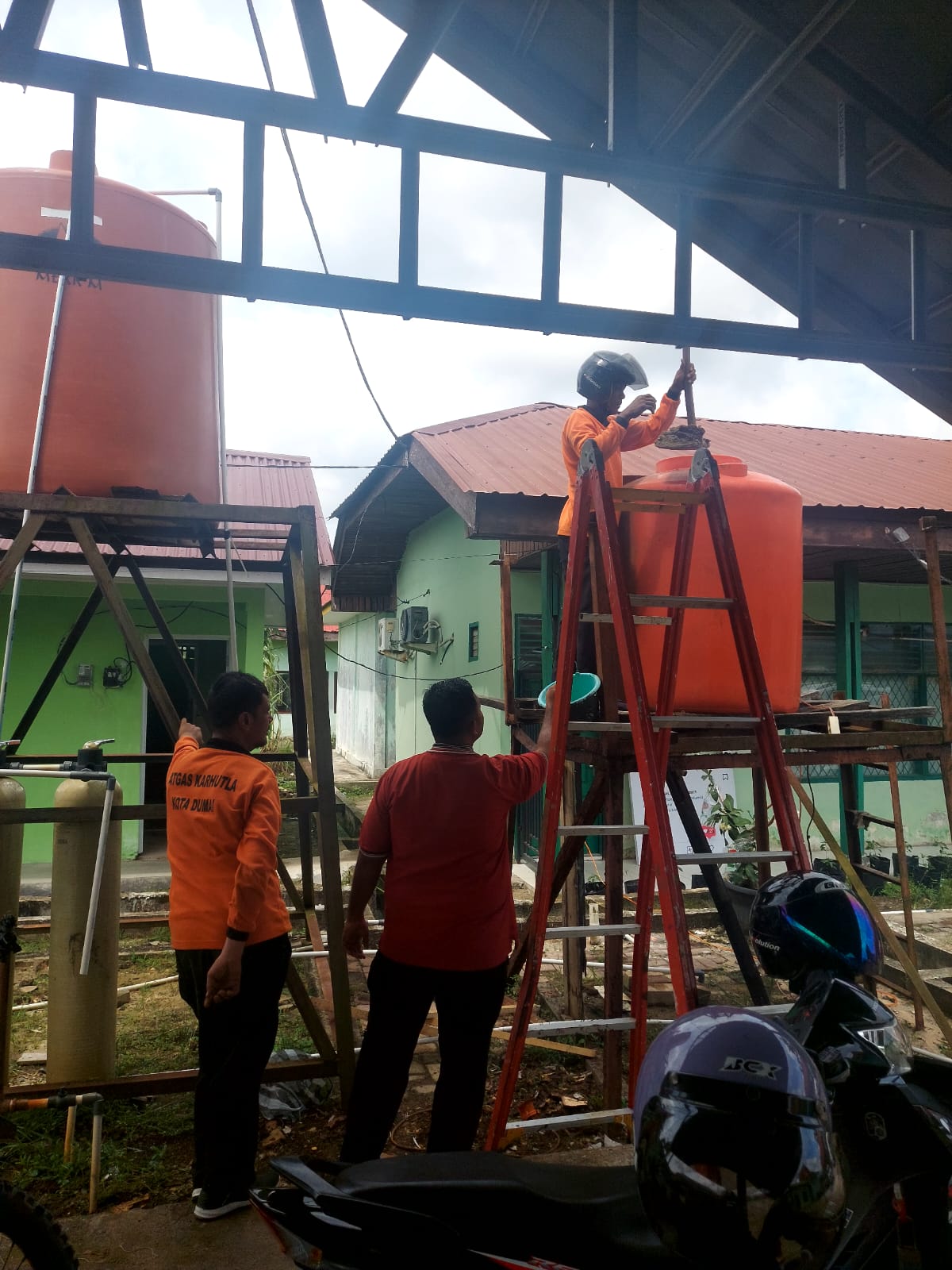 GOTONG ROYONG PEMBERSIHAN DAN PERAPIAN ASET-ASET YANG TIDAK TERPAKAI DAN RUSAK