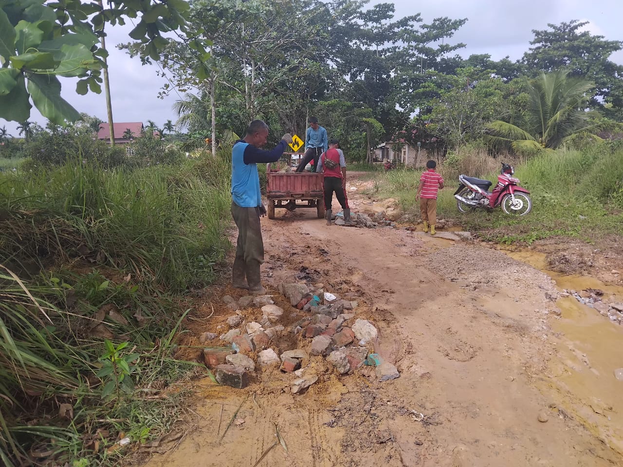 GOTONG ROYONG PERBAIKAN JALAN MASUK DI KPT PELINTUNG